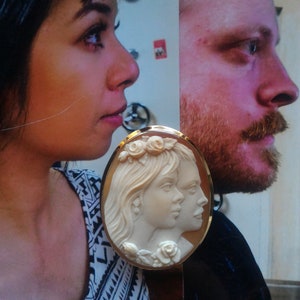 Cameo portrait of two people in shell, brooch pendant, 18 kt gold