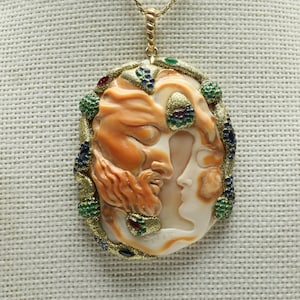 il Cammeo moderno , montato in palladio, smeraldi, rubini, zaffiri