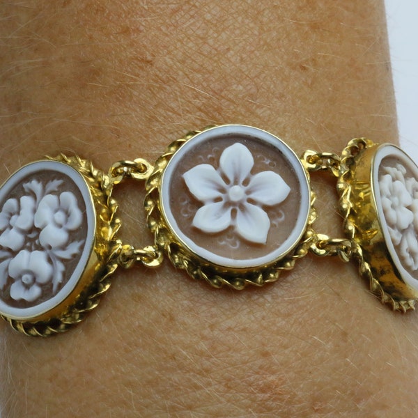 pearl cameo bracelet mounted in 925 kt gold-plated silver