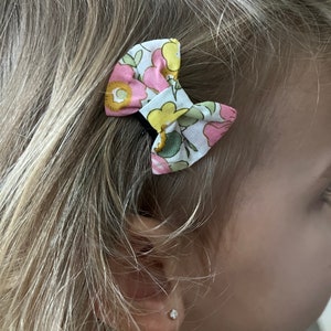 Barrette bébé fille, Liberty of London, barrette anti glisse, croco, clic clac Petit nœud personnalisé Idée cadeau naissance best-seller image 4