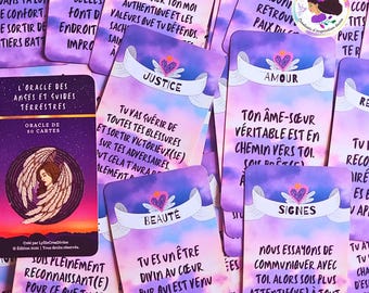 Könnte beinhalten: Ein Orakelkarten-Set mit dem Titel L'Oracle des Anges et Guides Terrestres, das pastellfarbene violette und rosa Wolkenhintergründe aufweist. Jede Karte zeigt ein zentrales Banner mit einem Herzsymbol, einem Titel und französischem Text.