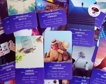 Könnte beinhalten: Eine Sammlung von Orakelkarten mit verschiedenen Illustrationen wie einem Engel, einem Vogelkäfig und zwei Teddybären. Jede Karte hat eine violette Basis mit englischem und französischem Text wie Renaissance, Clairvoyance, Ambition und Friendship.