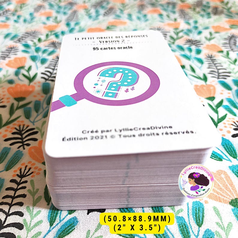 K&ouml;nnte beinhalten: Ein Kartendeck mit dem Titel Le Petit Oracle des R&eacute;ponses Version 2, 95 cartes oracle, mit einem violetten Lupensymbol und einem Fragezeichen. Die Karten messen 50,8 mal 88,9 Millimeter, beziehungsweise 2 mal 3,5 Zoll.