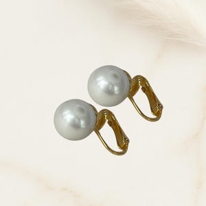 925er vergoldete Silber Clip-Ohrringe CHRISTA mit Shell-Perlen 1,2 cm elegant und ohne Ohrlöcher tragbar