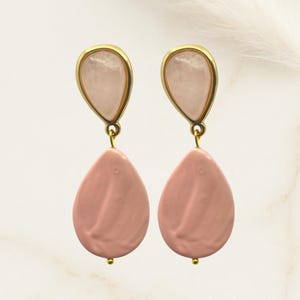 Orecchini pendenti in quarzo rosa – EMMA, pasta di corallo e design placcato oro
