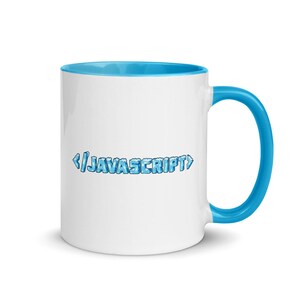 Peut inclure: Une tasse en c&eacute;ramique blanche avec un bord et une anse bleus. La tasse pr&eacute;sente un motif bleu et blanc avec le texte "</javascript>" sur le devant.
