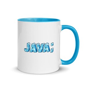 Puede incluir: Taza de cer&aacute;mica blanca con borde y asa azules. La taza presenta un gr&aacute;fico azul y blanco de la palabra "JAVA" con un dise&ntilde;o de hielo estilizado.