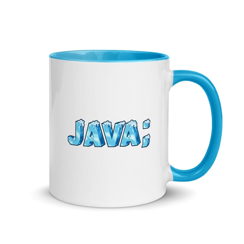 Puede incluir: Taza de cer&aacute;mica blanca con borde y asa azules. La taza presenta un gr&aacute;fico azul y blanco de la palabra "JAVA" con un dise&ntilde;o de hielo estilizado.