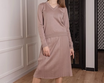 Skirt and jumper suit in one style knitted knit coat cardigan pleated midi skirt and jumper in beige/pink color 50% wool warm