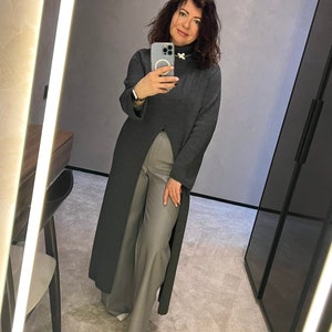 Pullover Kleid Merino Wolle , Sehr stylisch interessanter Wollkleid Pullover mit Schlitz , Graues Kleid langes Kleid ,Merino Wolle Strickkleid ,