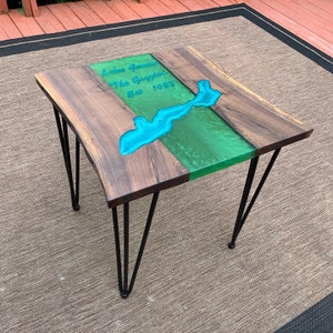 Personalisierbarer See Karte Beistelltisch, personalisierter Epoxidharz Beistelltisch, Seehaus Beistelltisch, personalisierte Möbel, Geschenk Epoxidharz Tisch.