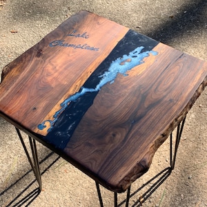 Personalisierbarer See Karte Beistelltisch, personalisierter Epoxidharz Beistelltisch, Seehaus Beistelltisch, personalisierte Möbel, Geschenk Epoxidharz Tisch.