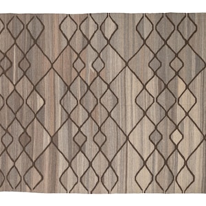 Op de afbeelding: Rechthoekig vloerkleed met een geometrisch ruitpatroon in bruine en beige tinten. Het vloerkleed heeft een geweven textuur en een neutraal kleurenpalet, geschikt voor diverse interieurstijlen.