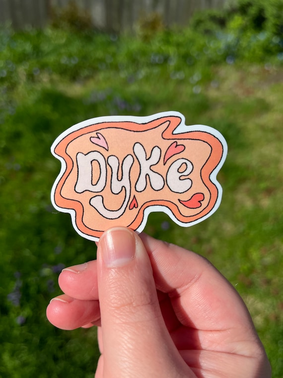 Rus ayol veb-kamerada yechinmoqda.