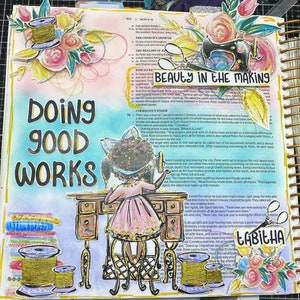 Może przedstawiać: Kolorowa strona w dzienniku artystycznym ze słowami "Doing Good Works" i "Beauty in the Making". Zawiera ilustracje maszyny do szycia, szpule nici i dziewczynki przy stole do szycia. Strona jest ozdobiona kwiatowymi akcentami.