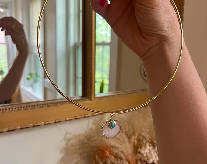 Gold collar necklace with shell charm