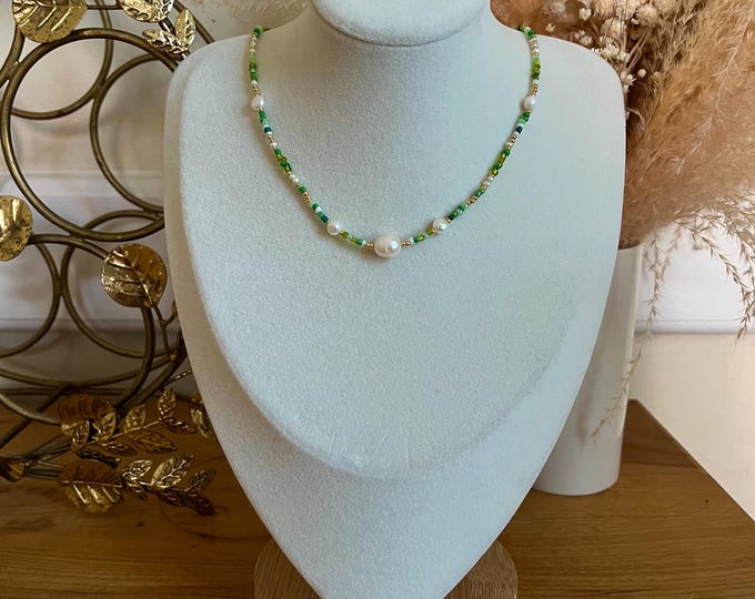 Beaded green and gold with pearl short necklace