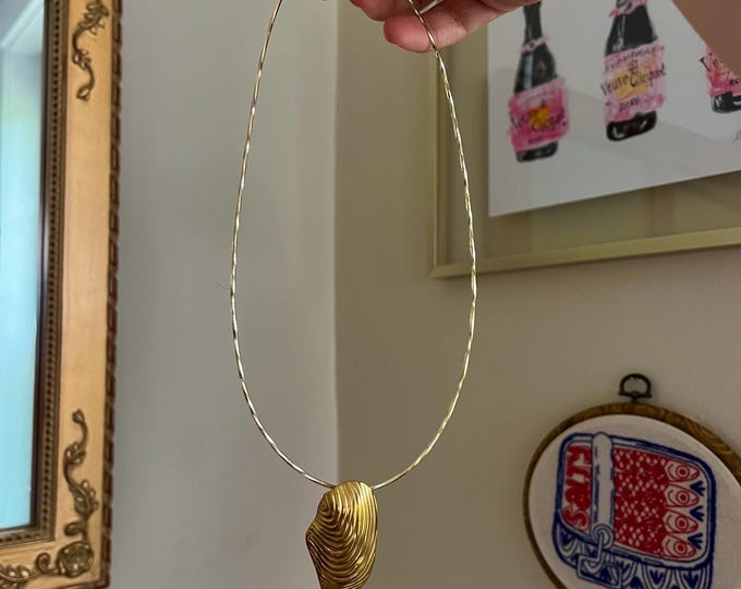 Golden oyster wire necklace