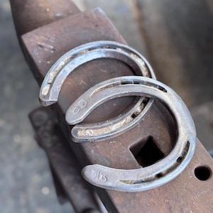 Herraduras auténticas. Herraduras usadas y auténticas - Recién salidas del casco - Tallas variadas - Herraduras oxidadas - Arte vaquero - Herradura de herrador