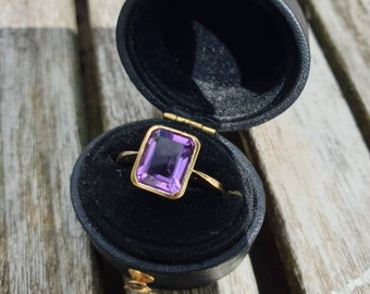 A 9 carat gold amethyst ring