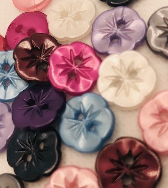 2 Hole Button: 6 Petal Flower: 14mm - White 2 Hole Button: 6 Petal Flower: 14mm - White