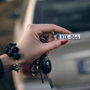 Portachiavi con targa per auto di qualsiasi paese, bifacciale, con modello di auto o il tuo design