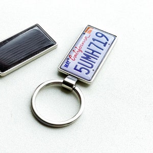 USA - 100% personalized number plates ,double sided keychain with your car model. Square type - Any state available