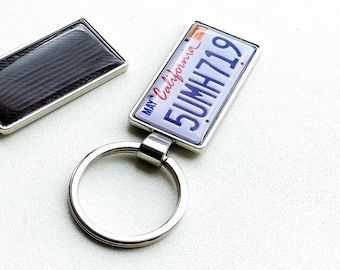 USA - 100% personalized number plates ,double sided keychain with your car model. Square type - Any state available