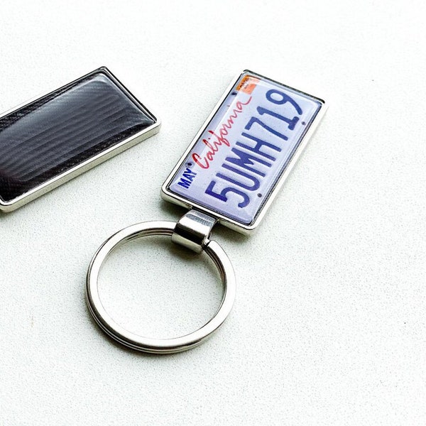 USA - 100% personalized number plates ,double sided keychain with your car model. Square type - Any state available