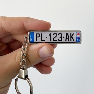 Gepersonaliseerde Nederlandse kentekenplaten sleutelhanger, op maat gemaakt voor elk land, dubbelzijdige kentekenplaten sleutelhanger met automodel afbeelding 2