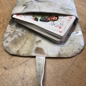 Trousse/étui/pochette/sac/wrap range jeu de cartes, pièce unique, teinture végétale, artisanat français, fait main.