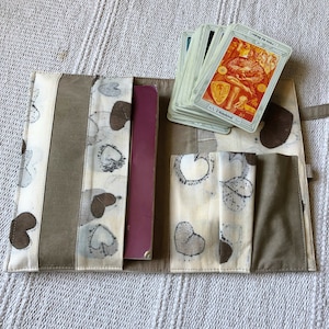 Pochette tarot-sac-wrap-étui en coton, teinture végétale-pièce unique-artisanat français-fait main-idée cadeau-jeux de carte