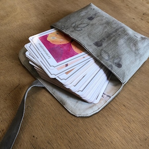 Trousse/étui/pochette/sac/wrap range jeu de cartes, pièce unique, teinture végétale, artisanat français, fait main.