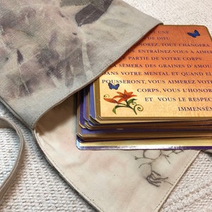 Trousse/étui/pochette/sac/wrap range jeu de cartes, tarot -teinture végétale, pièce unique -artisanat français, fait main.
