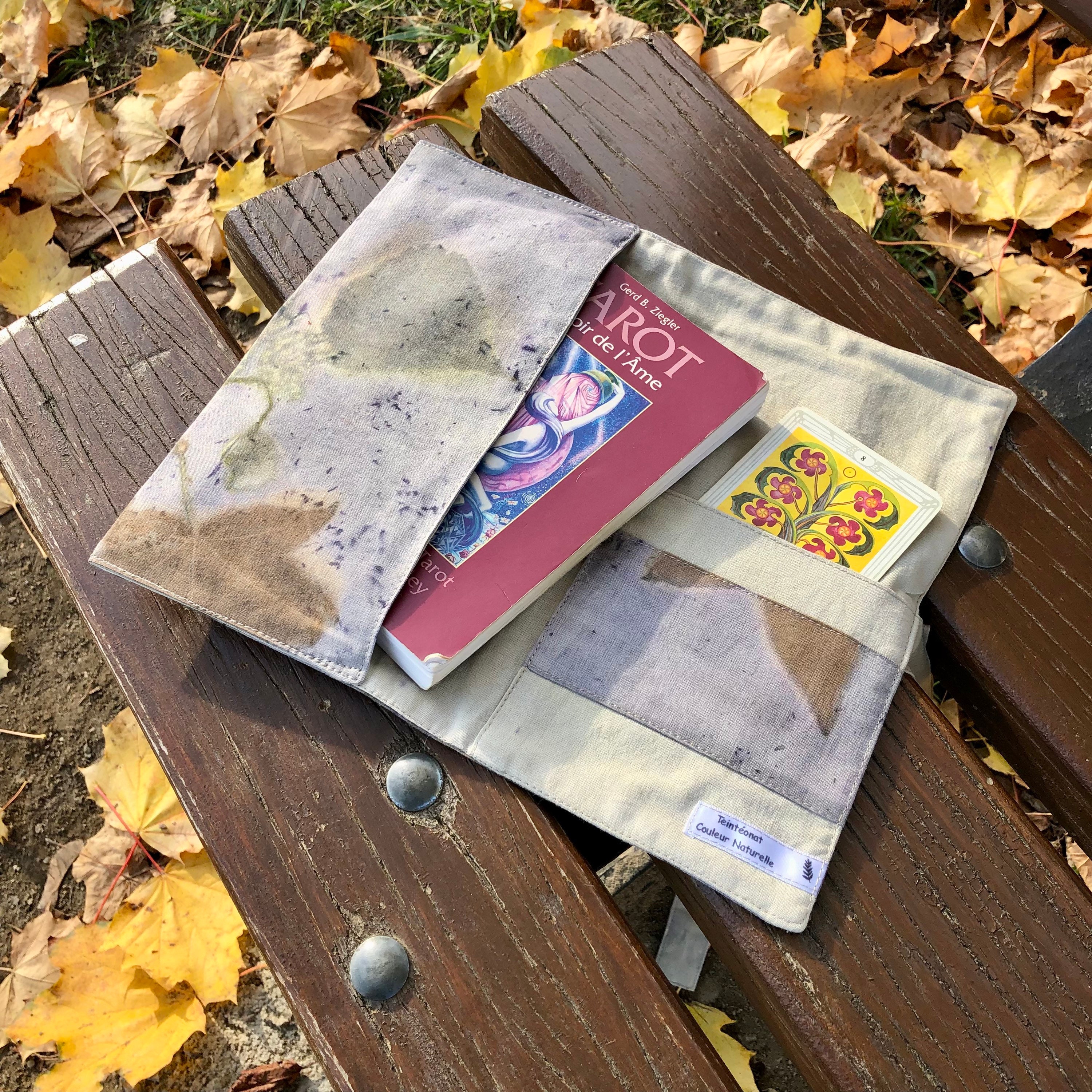 Pochette Tarot/Livre-Sac-Wrap en Soie, Teinture Végétale Écoprint-Pièce Unique-Artisanat Français-Fa