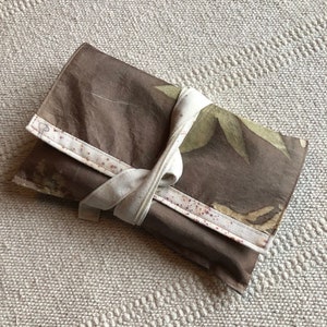Trousse/étui/pochette/sac/wrap range jeu de cartes, pièce unique, teinture végétale, artisanat français, fait main.