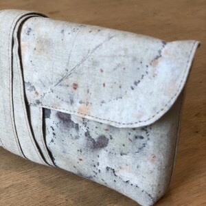 Trousse/étui/pochette/sac/wrap range jeu de cartes, pièce unique, teinture végétale, artisanat français, fait main.