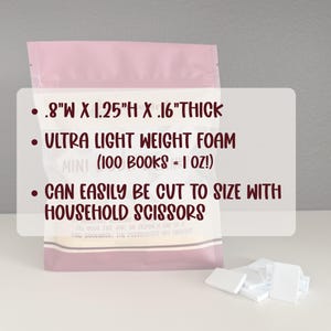 Op de afbeelding: Een roze hersluitbare zak met witte rechthoekige schuimstukjes. De tekst op de zak luidt: .8"W x 1.25"H x .16"THICK, ULTRA LIGHT WEIGHT FOAM (100 BOOKS = 1 OZ!), CAN EASILY BE CUT TO SIZE WITH HOUSEHOLD SCISSORS. Verschillende witte schuimstukjes liggen ervoor.
