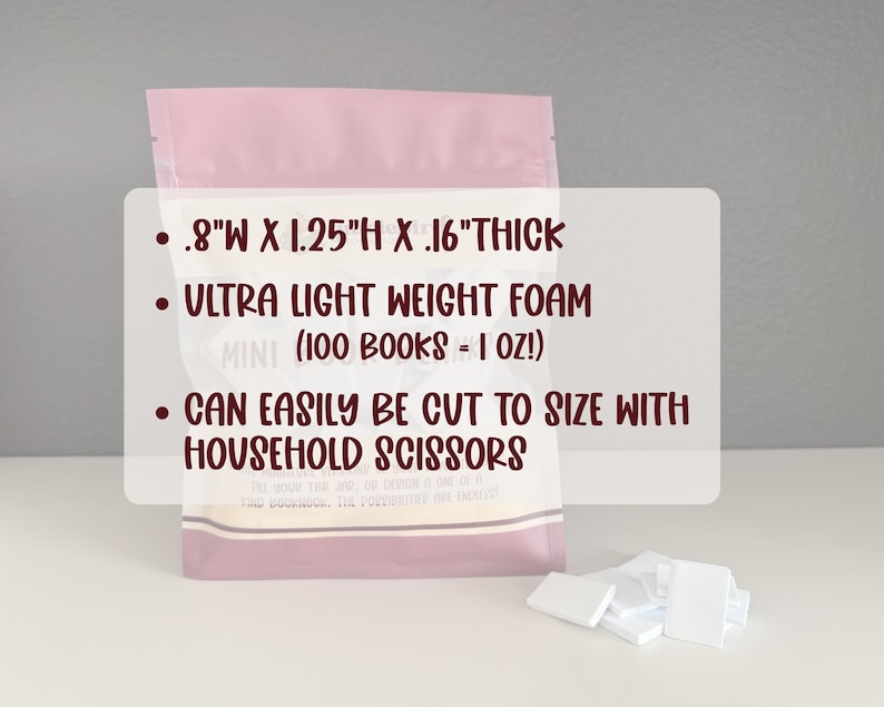 Op de afbeelding: Een roze hersluitbare zak met witte rechthoekige schuimstukjes. De tekst op de zak luidt: .8"W x 1.25"H x .16"THICK, ULTRA LIGHT WEIGHT FOAM (100 BOOKS = 1 OZ!), CAN EASILY BE CUT TO SIZE WITH HOUSEHOLD SCISSORS. Verschillende witte schuimstukjes liggen ervoor.