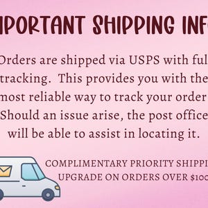 Może przedstawiać: Jasnor&oacute;żowa grafika z ciemnobrązowym tekstem o treści: IMPORTANT SHIPPING INFO: Orders are shipped via USPS with full tracking. This provides you with the most reliable way to track your order. Should an issue arise, the post office will be able to assist in locating it. COMPLIMENTARY PRIORITY SHIPPING UPGRADE ON ORDERS OVER $100. Dołączono ikonę białego samochodu dostawczego.