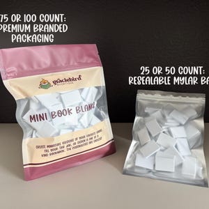 Op de afbeelding: Twee zakjes met witte rechthoekige mini-boekblanco's. Het linkerzakje is roze en wit met de tekst '75 OR 100 COUNT: PREMIUM BRANDED PACKAGING', 'graciebird BOOKTIQUE', 'MINI BOOK BLANKS' en beschrijvende tekst. Het rechterzakje is een doorzichtig hersluitbaar mylar zakje met de tekst '25 OR 50 COUNT: RESEALABLE MYLAR BAG'.