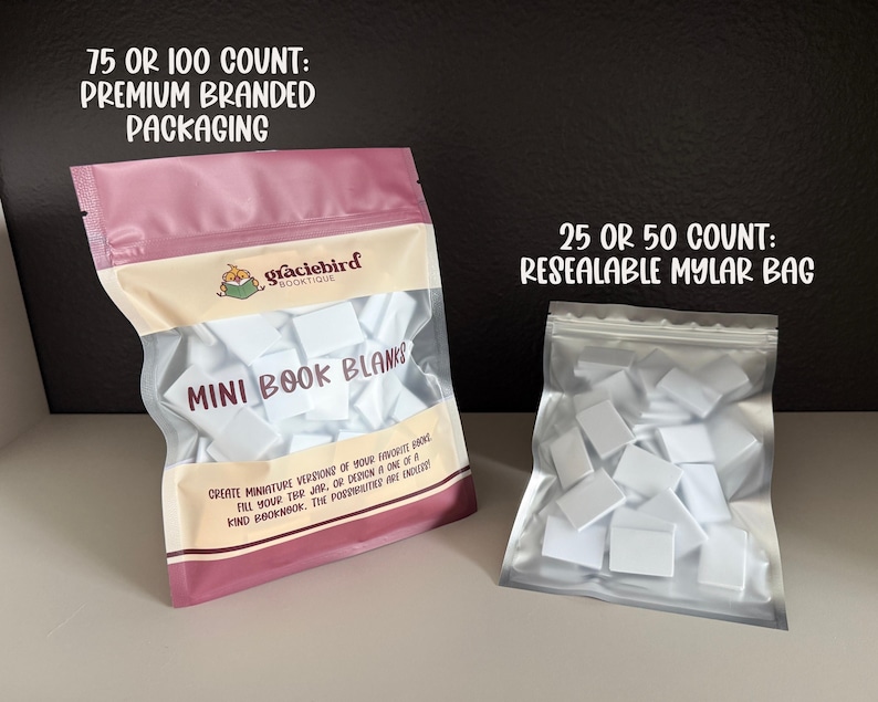Op de afbeelding: Twee zakjes met witte rechthoekige mini-boekblanco's. Het linkerzakje is roze en wit met de tekst '75 OR 100 COUNT: PREMIUM BRANDED PACKAGING', 'graciebird BOOKTIQUE', 'MINI BOOK BLANKS' en beschrijvende tekst. Het rechterzakje is een doorzichtig hersluitbaar mylar zakje met de tekst '25 OR 50 COUNT: RESEALABLE MYLAR BAG'.
