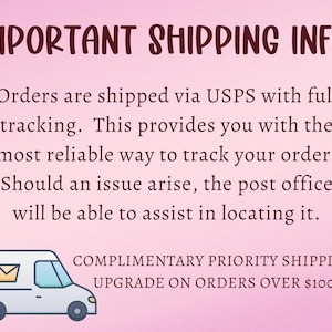 Op de afbeelding: Een roze afbeelding met donkerbruine tekst die luidt: IMPORTANT SHIPPING INFO: Orders are shipped via USPS with full tracking. This provides you with the most reliable way to track your order. COMPLIMENTARY PRIORITY SHIPPING UPGRADE ON ORDERS OVER $100.