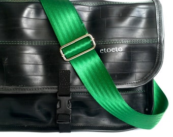 Bolso bandolera hecho con cámara de bicicleta para un estilo urbano sostenible. Robusto, vegano y fabricado en el Reino Unido.