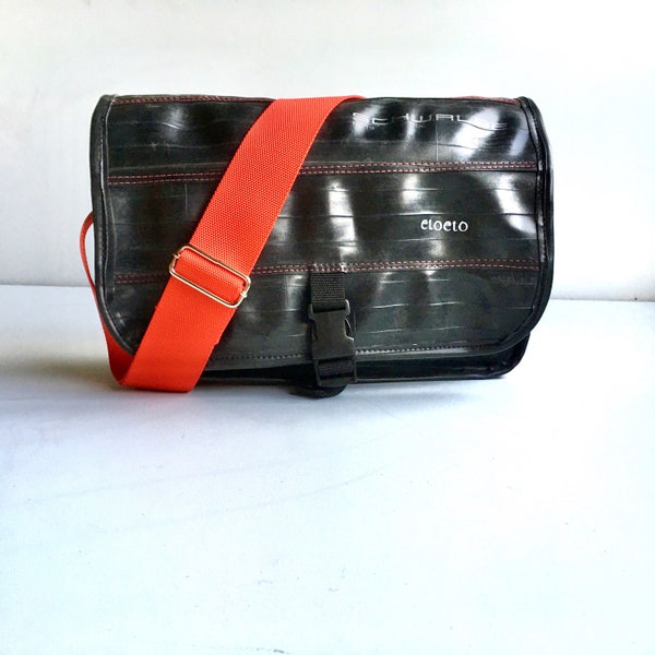 Messenger bag from bicycle inner tube, lined with tent fabric for sustainable urban style. Robust, vegan, made in UK