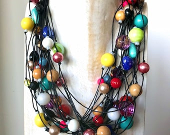 Collana multifilo “Errore” in canapa nera, annodata con pietre in resina, cristalli e ceramica dipinta a mano multicolor.