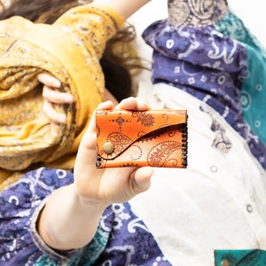 Soporte de tarjeta Bandana, cartera de cuero unisex con patrón paisley, soporte de tarjetas estilo hippie