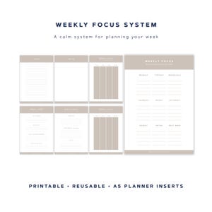 Peut inclure: Ensemble d'inserts de planificateur A5 imprimables avec un système de concentration hebdomadaire. Les inserts présentent une palette de couleurs neutres avec le texte "WEEKLY FOCUS SYSTEM" et "A calm system for planning your week."
