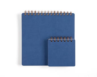 Notitieboekje op maat in marineblauw, met vakjes of vierkant formaat | Dagboek van 10 x 10 cm of 20 x 20 cm | Spiraalbinding aan de bovenkant | Gepersonaliseerd cadeau | Logo | Kunstleer
