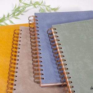 Quaderno a spirale con copertina rigida / Testo o logo personalizzato / 7x9" o 8,5x11" / 180 o 240 pagine / Griglia a punti, a righe, carta normale / Pelle PU
